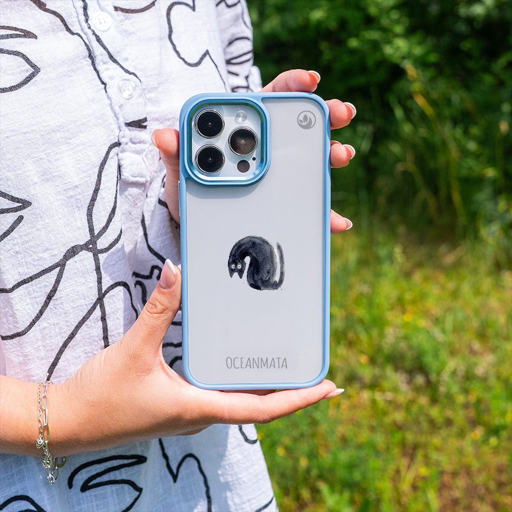 Nachhaltige Handyhülle iPhone 18 Pro / 17 Pro Blackcat aus Ocean Plastic — in der Hand