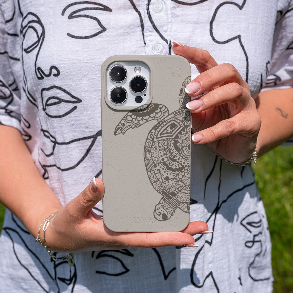 Biologisch abbaubare Handyhülle iPhone 13 pro Greenturtle — kompostierbar — in der Hand