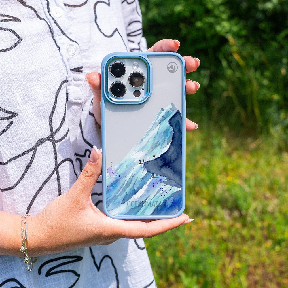 Nachhaltige Handyhülle iPhone 16 Mountainblue — in der Hand