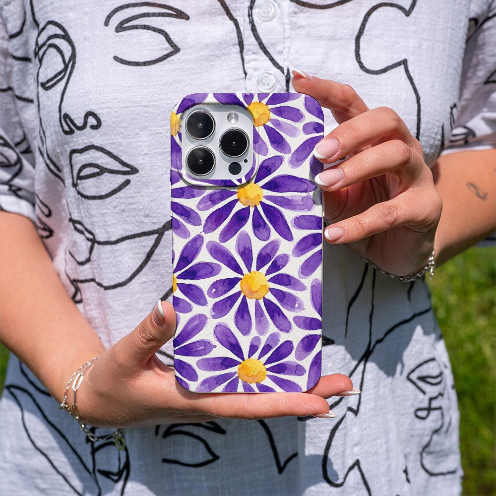 Biologisch abbaubare Handyhülle iPhone 15 pro max Purplebloom — kompostierbar — in der Hand