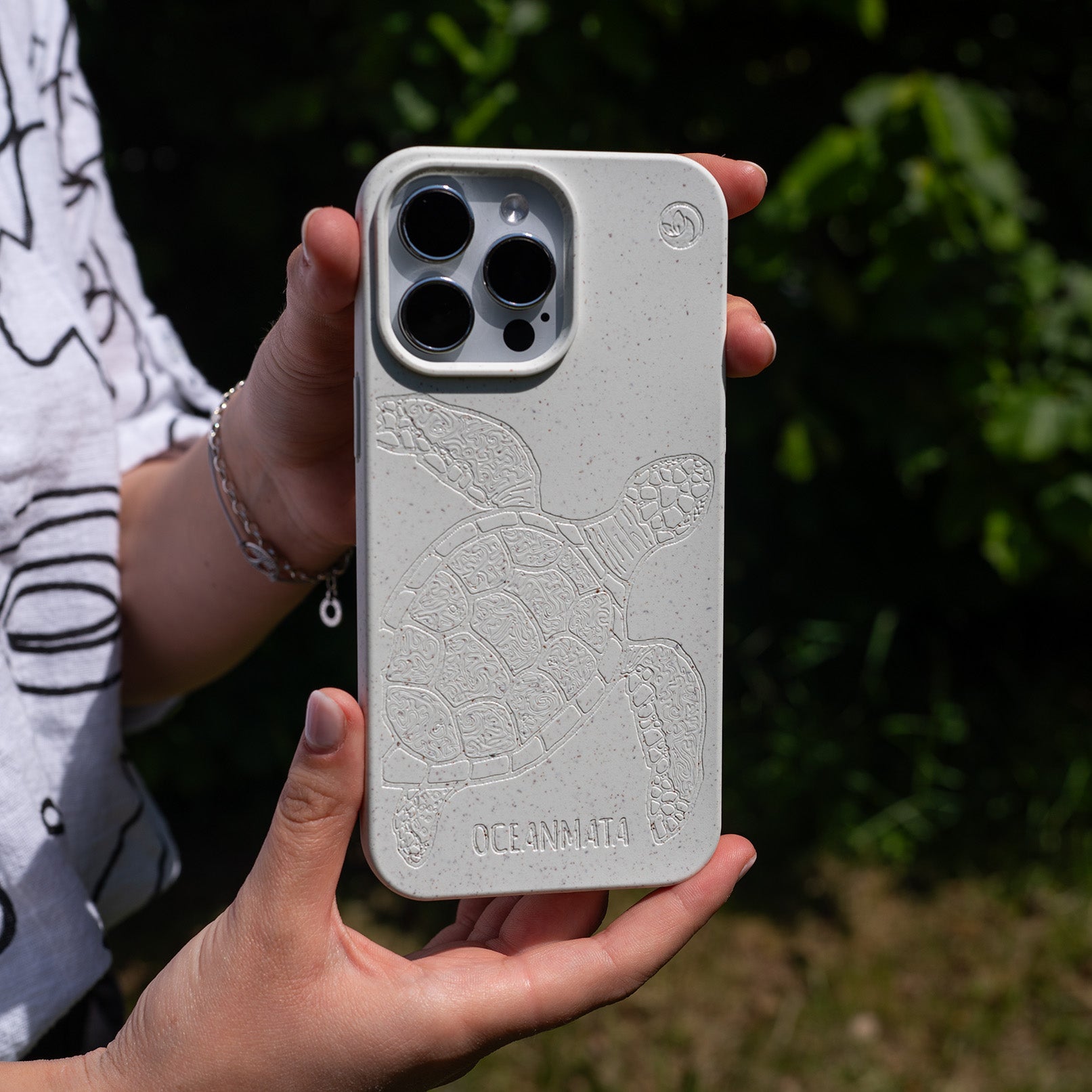 iPhone 18 Pro / 17 Pro Hülle - Schildkröte bunt - "Kura-Kura" - nachhaltig