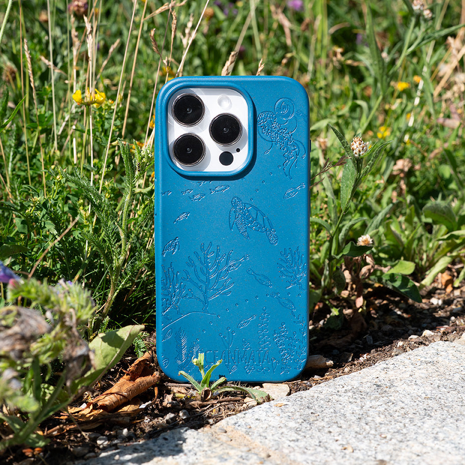 iPhone 15 pro Hülle 'TURTLE Family' - blau - nachhaltig