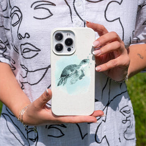 Biologisch abbaubare Handyhülle iPhone 15 pro Babyturtle — kompostierbar — in der Hand
