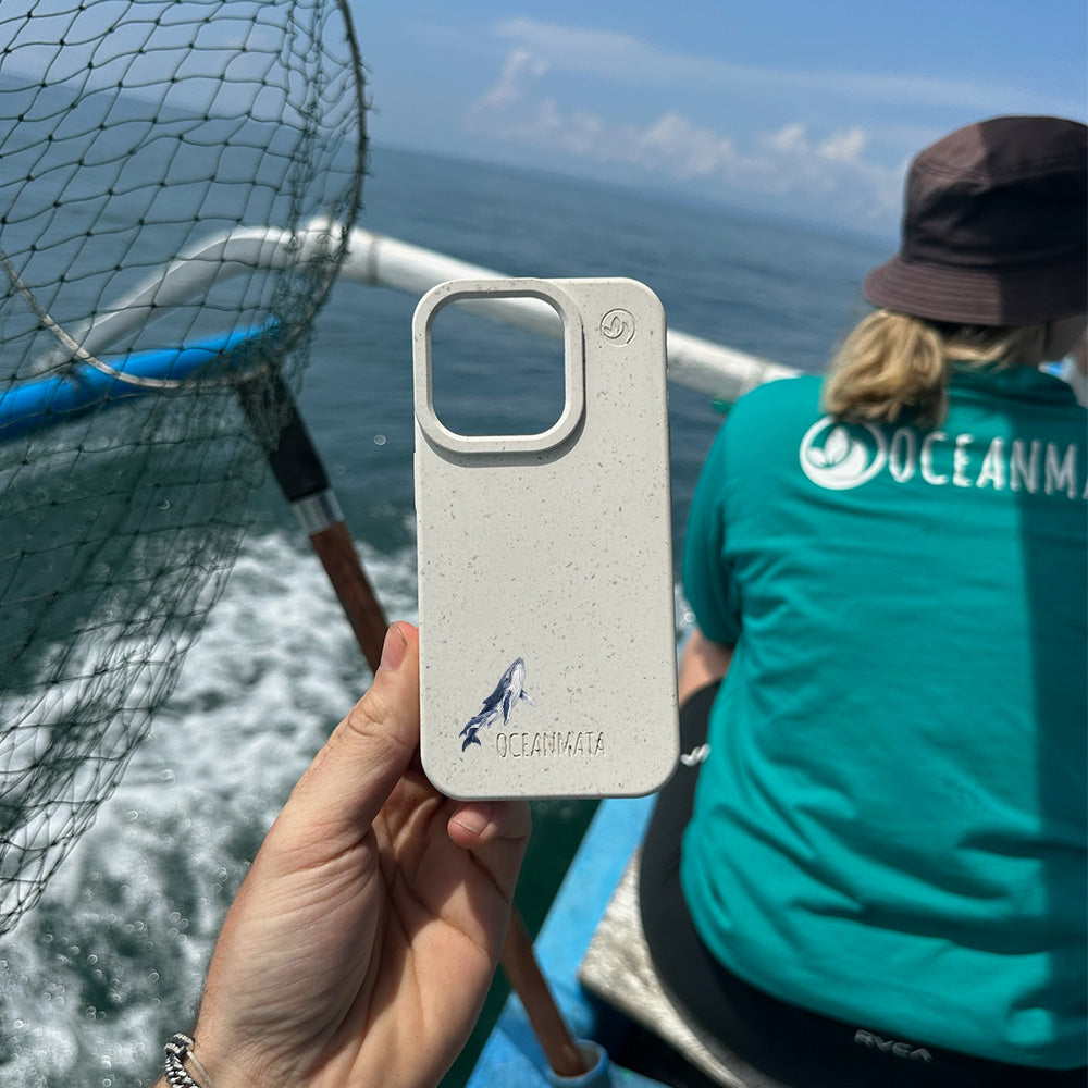 iPhone 17 pro max Hülle - Buckelwal weiß - "OceanLullaby" - nachhaltig