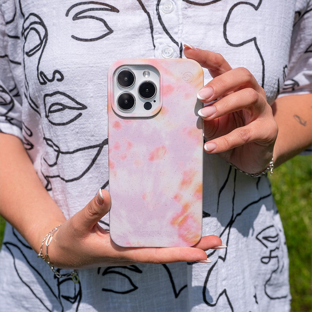 Biologisch abbaubare Handyhülle iPhone 16 pro Coralful — kompostierbar — in der Hand