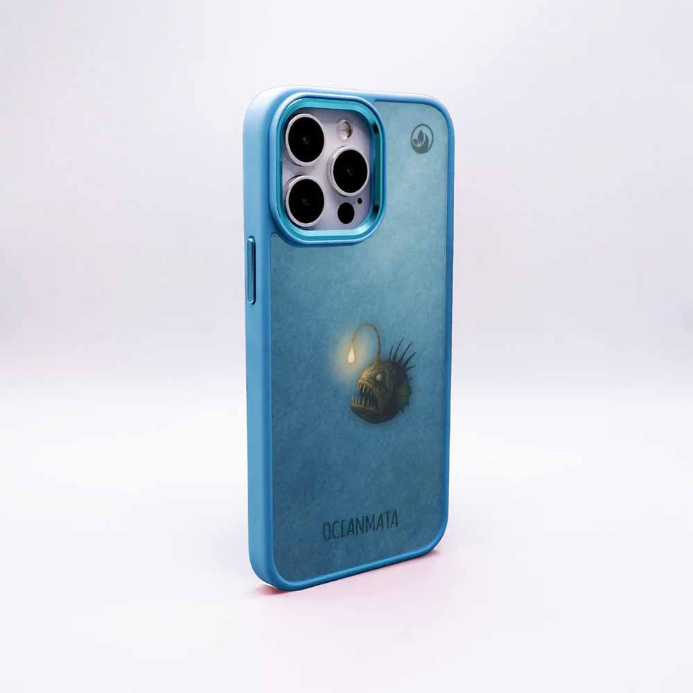 iPhone 16 Hülle - Anglerfisch blau - "Sour" - nachhaltig