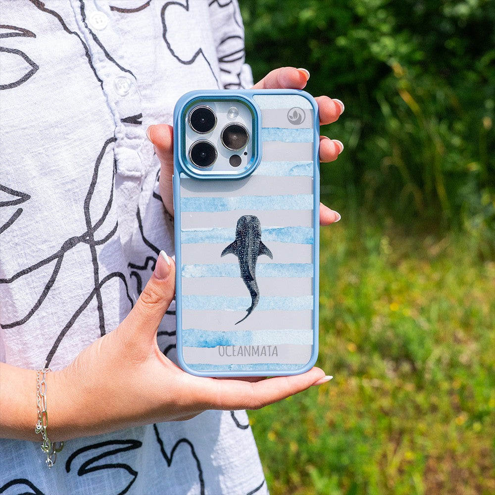 Nachhaltige Handyhülle iPhone 14 pro Lonewanderer aus Ocean Plastic — in der Hand