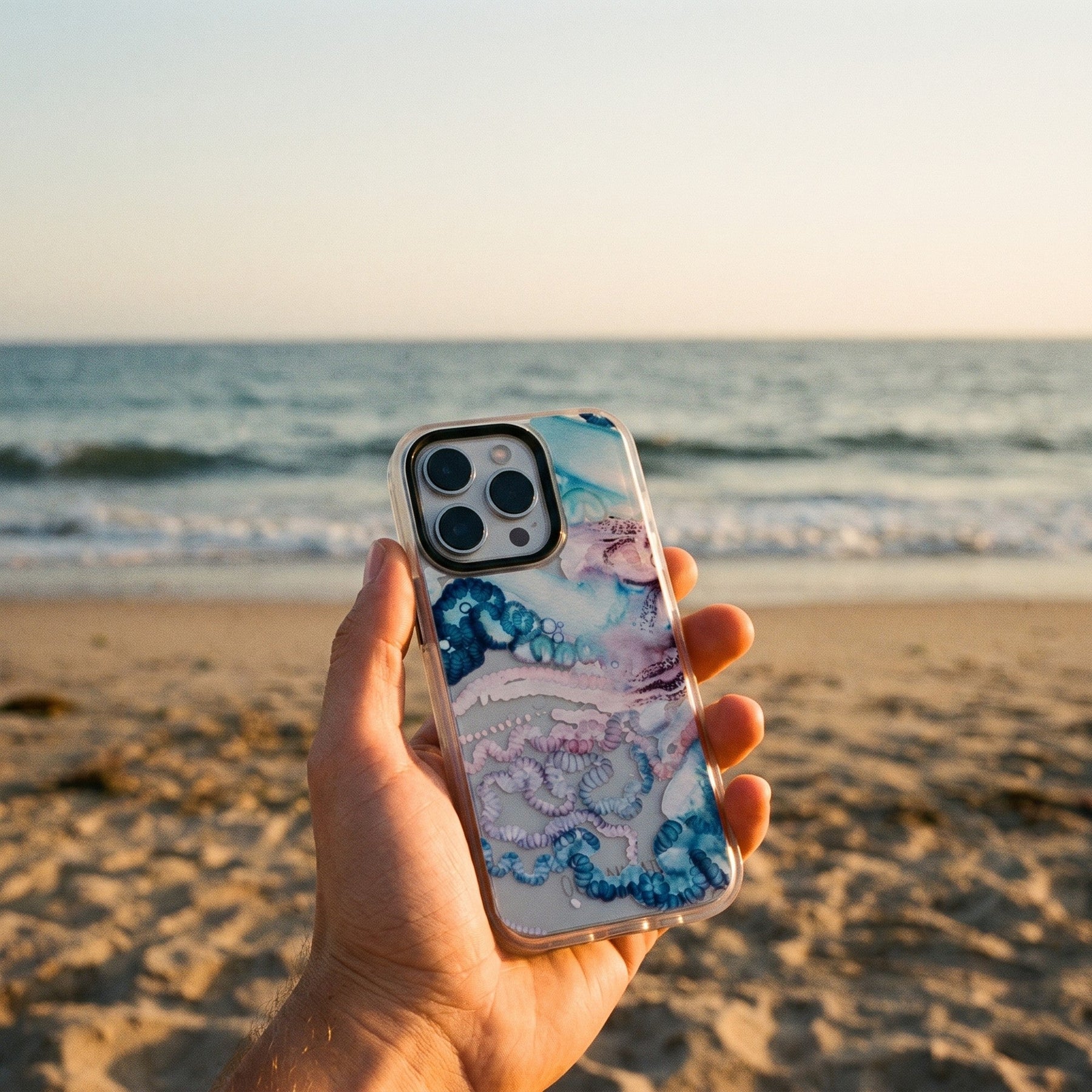 Nachhaltige Handyhülle Samsung S26+ Menowar aus Ocean Plastic — in der Hand
