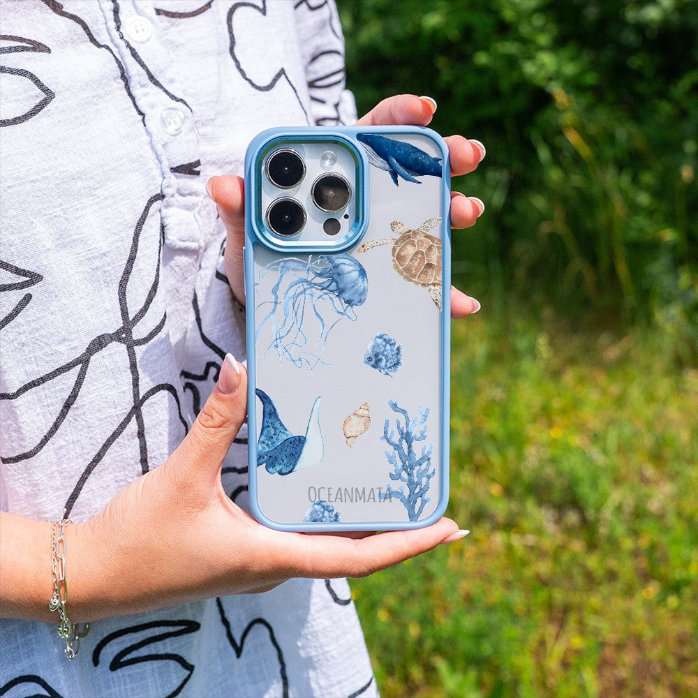 Nachhaltige Handyhülle iPhone 13 pro max Turtleandfriends — in der Hand