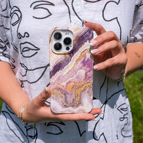 Biologisch abbaubare Handyhülle iPhone 17 Pinkmarble — kompostierbar — in der Hand