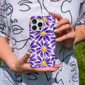 Biologisch abbaubare Handyhülle iPhone SE/7/8 Purplebloom — kompostierbar — in der Hand