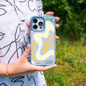 Nachhaltige Handyhülle iPhone 17 Air Retrosummer aus Ocean Plastic — in der Hand