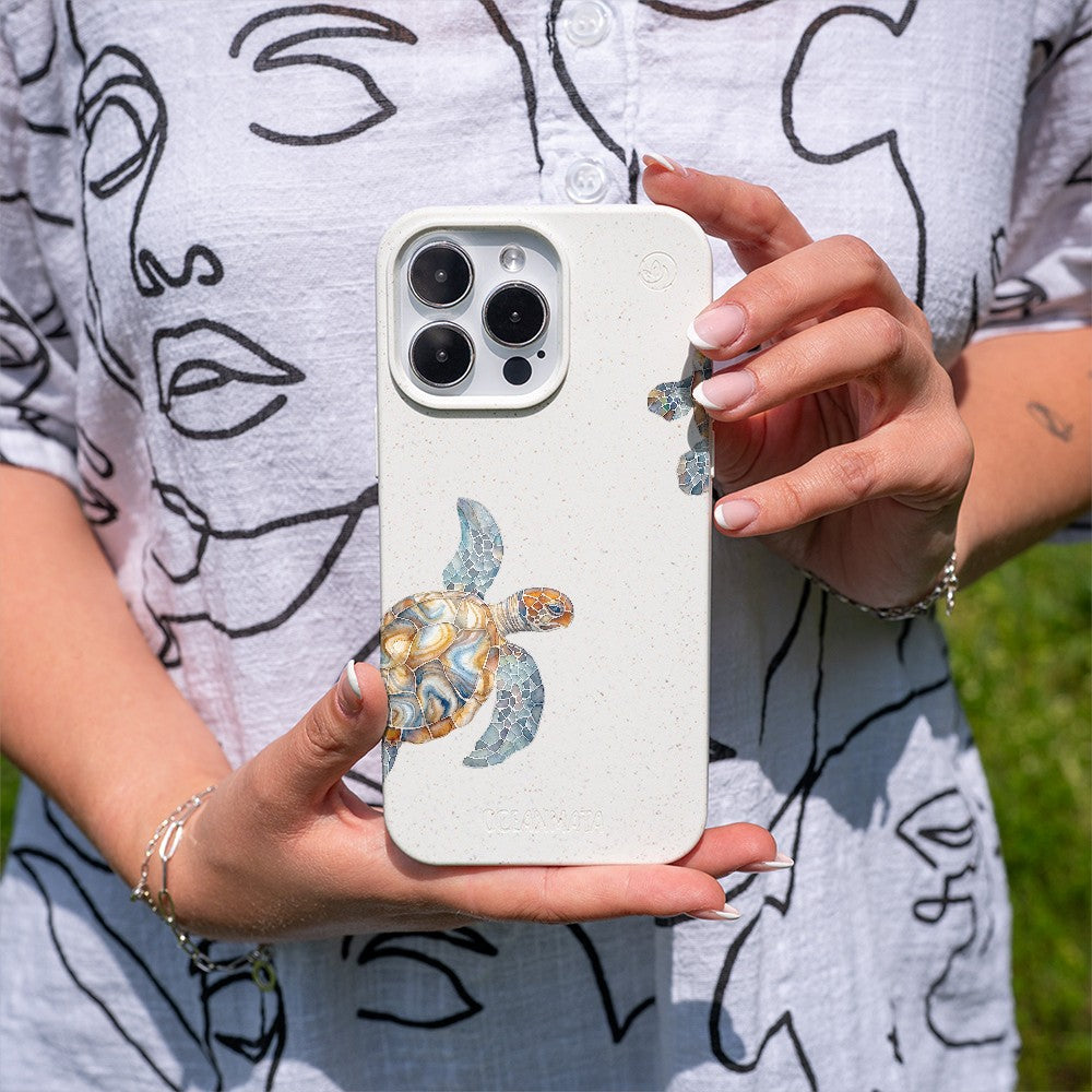 Biologisch abbaubare Handyhülle iPhone 18 Pro Max / 17 Pro Max Turtlegaze — kompostierbar — in der Hand