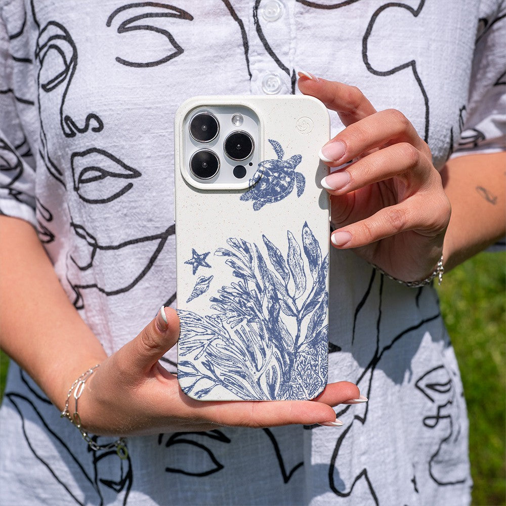 Biologisch abbaubare Handyhülle iPhone 14 Whitesilentwaves — kompostierbar — in der Hand